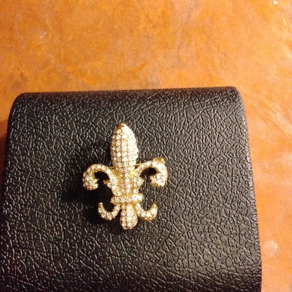 Jewelry - Women's 1 1 /2" X 1 1/4" Rhinestone Encrusted Gold Broach  VINTAGE